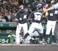 　７回、２ランを放ち生還する大下（３９）を見つめる岡田監督（左端）＝撮影・高部洋祐