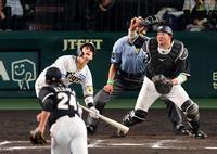 　７回、送りバントを失敗する木浪（撮影・山口登）