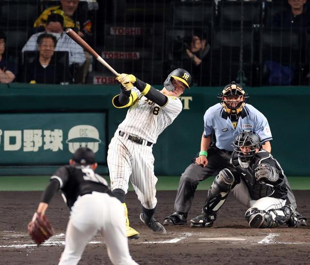 【写真】高っ！初サヨナラ打の小幡の歓喜ジャンプ　近本と昇天中