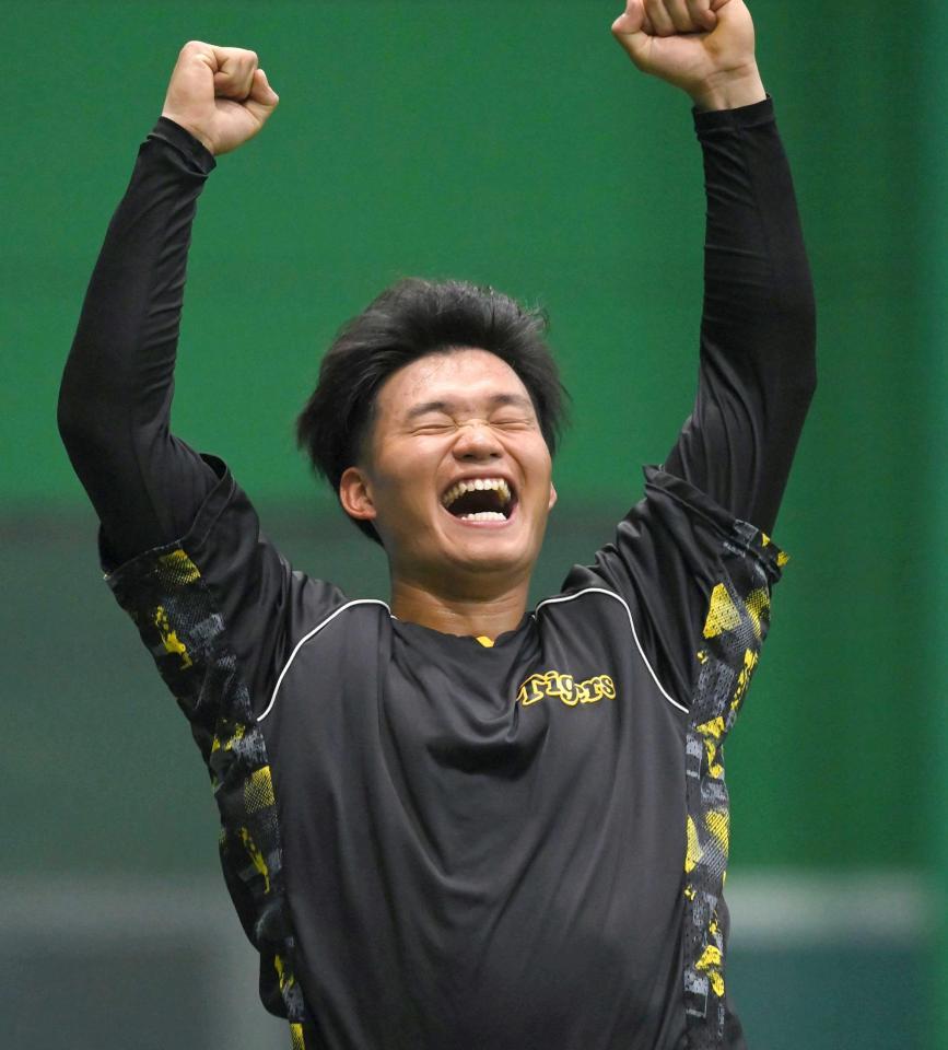 　練習中、満面の笑顔を見せる森下（撮影・高部洋祐）