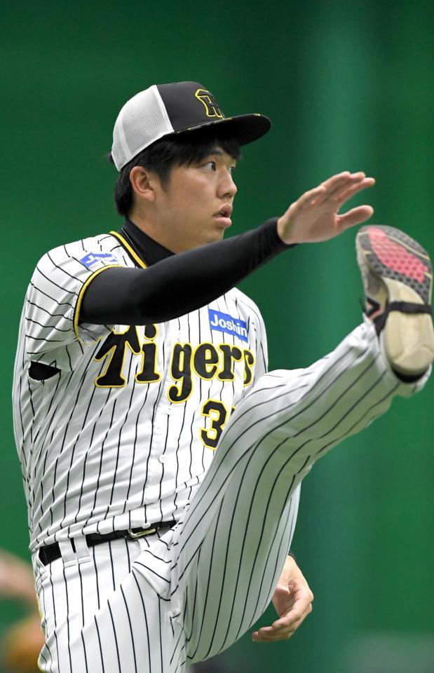 　ウオーミングアップする才木（撮影・北村雅宏）