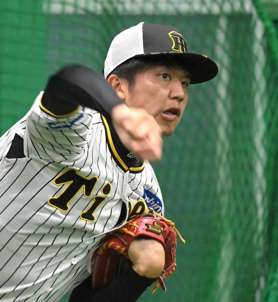 　キャッチボールする才木