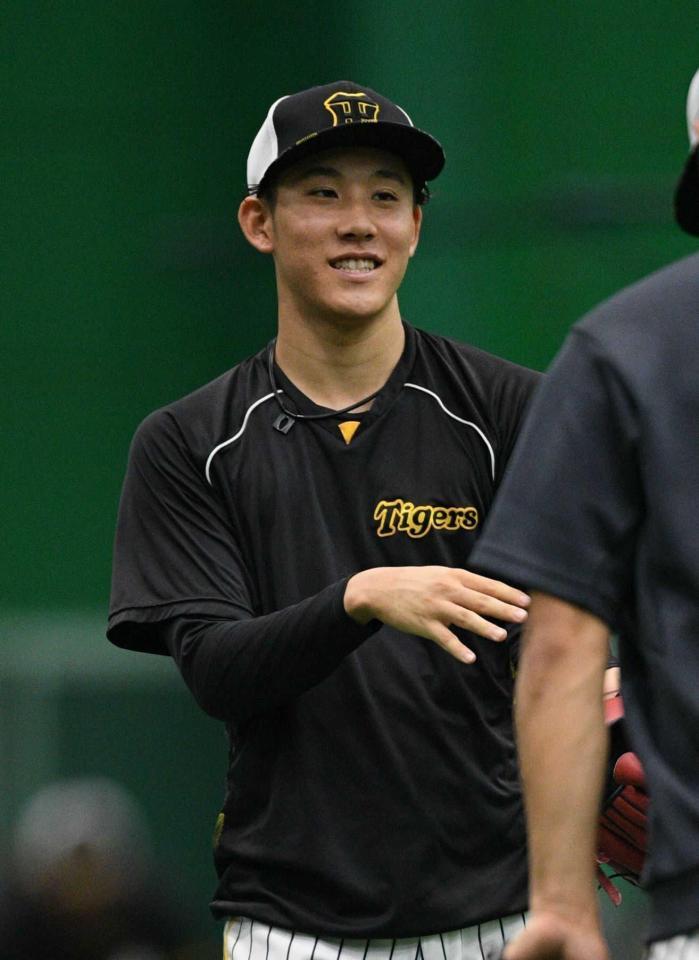 　練習で笑顔をみせる富田