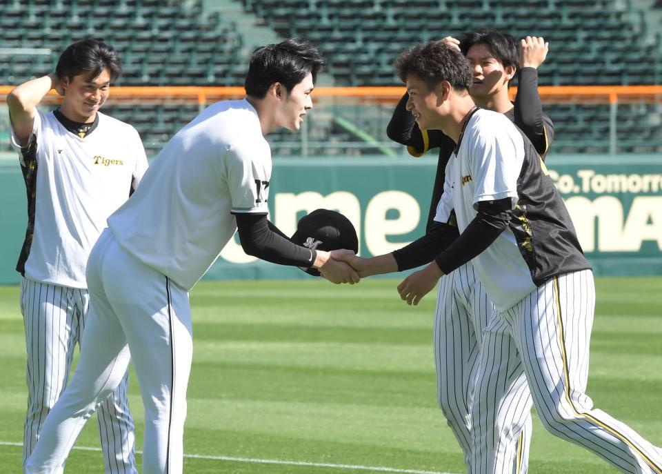 　試合前、握手を交わす佐々木朗（左から２人目）と大竹（同３人目）＝撮影・高部洋祐