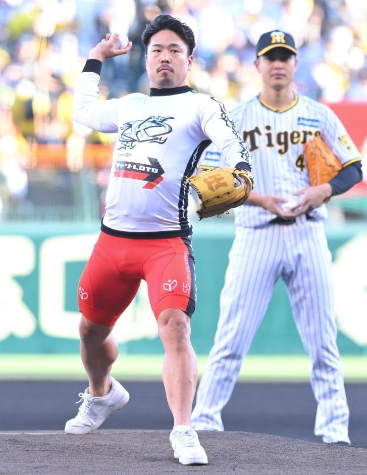 　始球式で投球する古性優作（左）＝撮影・高部洋祐