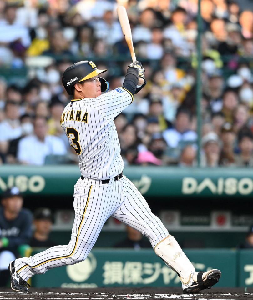 　１回、先制３ランを放つ大山（撮影・飯室逸平）