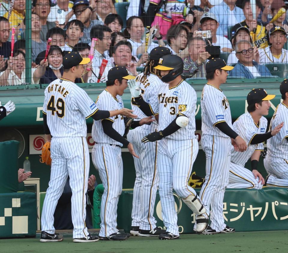 　１回、先制３ランを放った大山を迎える大竹（左端）＝撮影・山口登