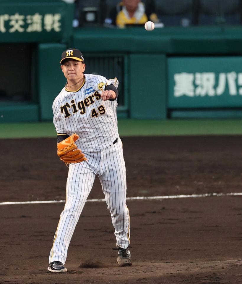 　３回、岡の打球を捕球し二塁へ送球する大竹（撮影・山口登）