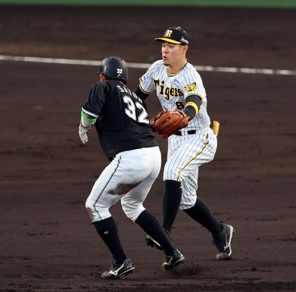 　３回、二走・佐藤都をアウトにする佐藤輝（撮影・山口登）