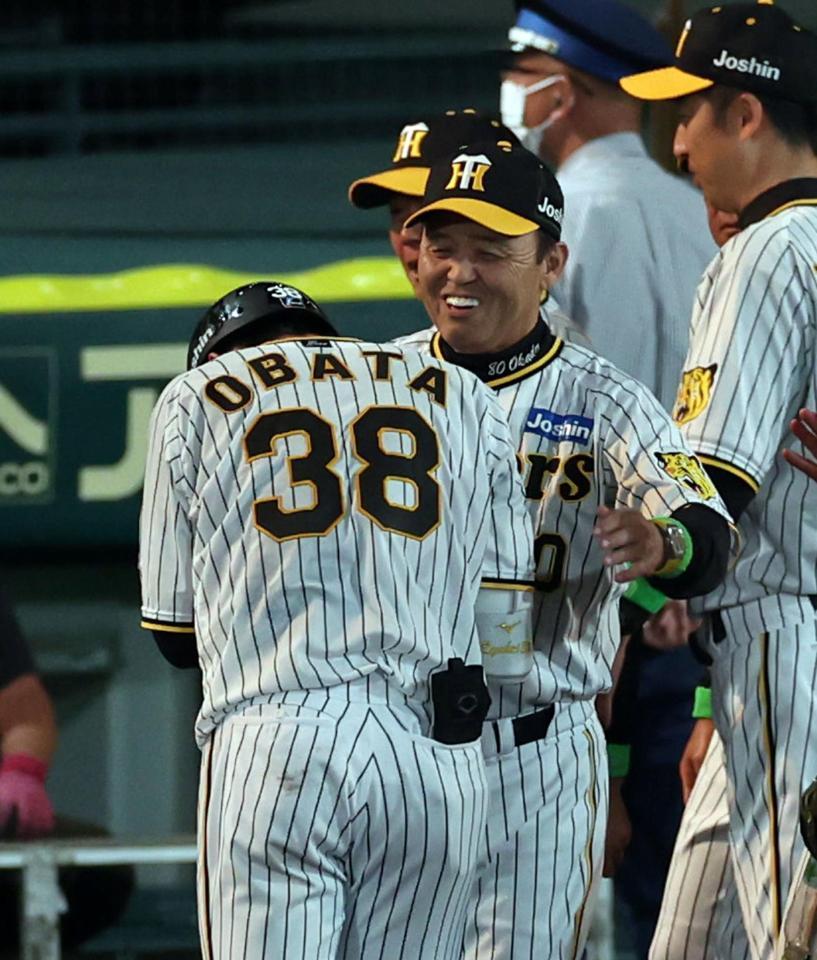 　岡田監督（右）はサヨナラ打を放った小幡を祝福する（撮影・山口登）