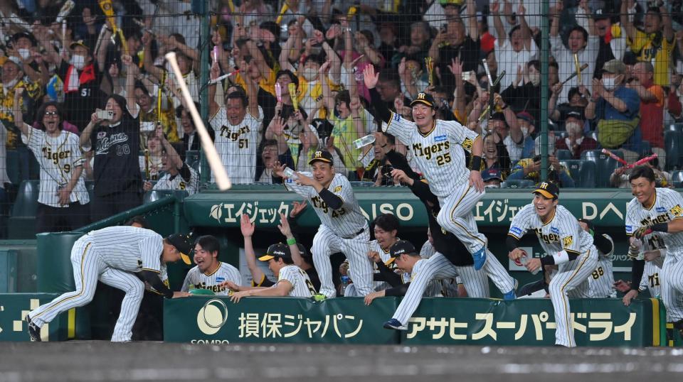 　１１回、小幡のサヨナラ打にベンチを飛び出す大竹（中央）ら阪神ナイン（撮影・高部洋祐）