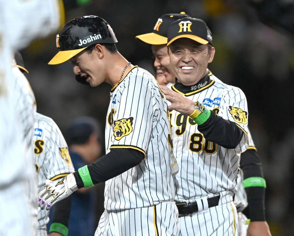 　岡田監督から祝福される小幡（撮影・飯室逸平）