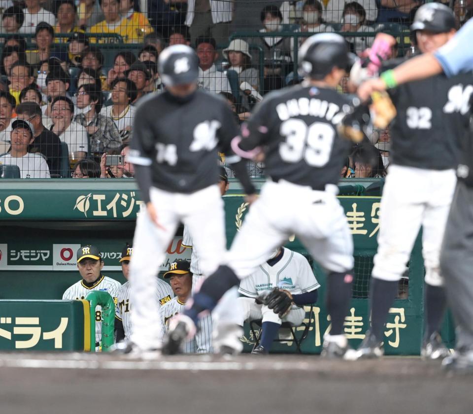 　７回、２ランを放ち生還する大下（３９）を見つめる岡田監督（左端）＝撮影・高部洋祐