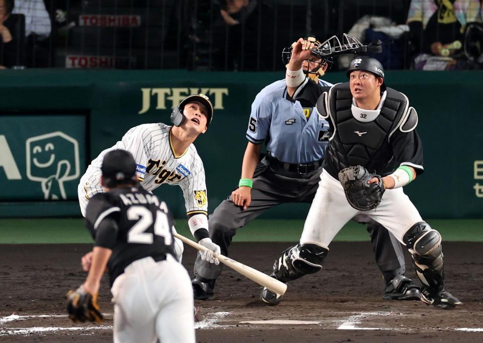 　７回、送りバントを失敗する木浪（撮影・山口登）