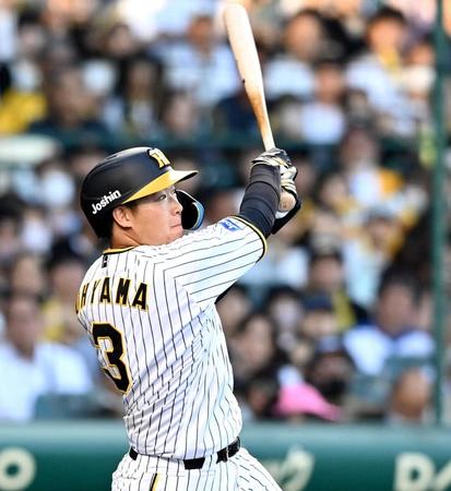 　１回、先制３ランを放つ大山（撮影・飯室逸平）