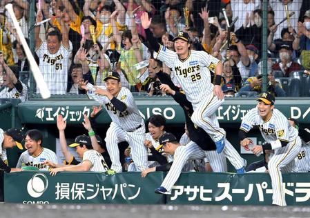 　延長１１回、小幡のサヨナラ打にベンチを飛び出す大竹（手前左）ら阪神ナイン（撮影・高部洋祐）