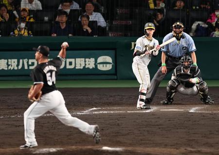 　８回、中野の打席で沢村がボーク（撮影・山口登）