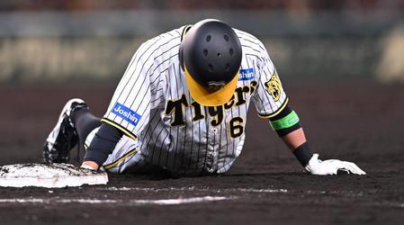 　９回、けん制で刺される植田（撮影・飯室逸平）