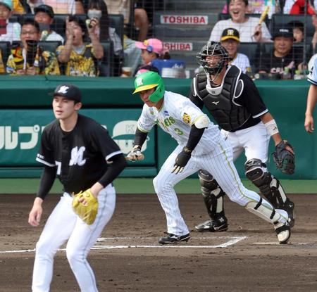 　６回、右前に先制適時打を放つ大山（投手・佐々木朗）＝撮影・山口登