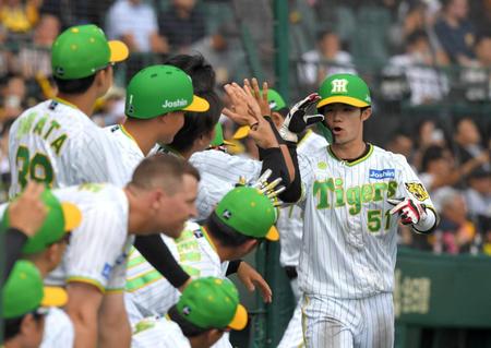 　６回、大山の適時打で先制となる生還を果たした中野は敬礼ポーズを見せる（撮影・北村雅宏）