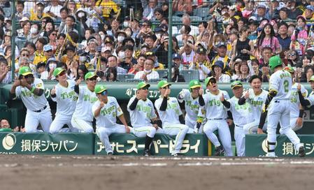 　７回、ソロを放った梅野（２）を迎えるナイン（撮影・高部洋祐）