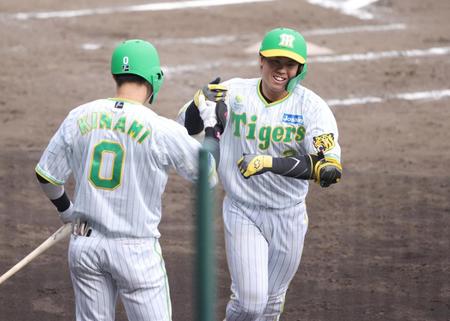 　７回、梅野は左越えに本塁打を放ち、笑顔で木浪（左）とタッチをかわす（撮影・坂部計介）