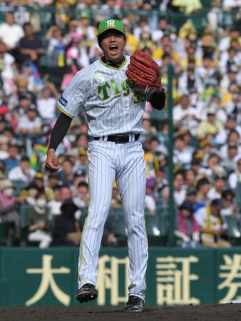 　８回、ロッテ打線を三者凡退に打ち取り、ほえる才木（撮影・北村雅宏）