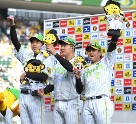 お立ち台で絶叫する（右から）梅野、大山、才木（撮影・北村雅宏）