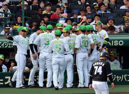 　６回、ベンチ前で円陣を組む阪神ナイン（撮影・山口登）