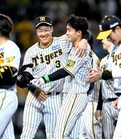 　笑顔で小幡と肩を組む大山