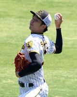 　キャッチボールする才木（撮影・山口登）