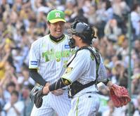 　完封星を挙げ、梅野（右）と健闘をたたえ合う才木（撮影・高部洋祐）