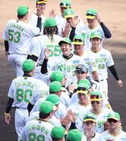 　完封勝利に笑顔の才木（中央）＝撮影・坂部計介