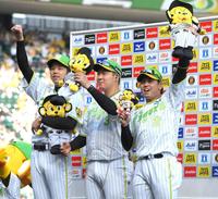 お立ち台で絶叫する（右から）梅野、大山、才木（撮影・北村雅宏）