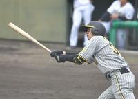 　２ランを放つ井上（撮影・石井剣太郎）