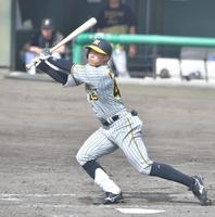 　９回、適時二塁打を放つ遠藤（撮影・石井剣太郎）