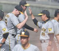 　試合に勝利し、和田２軍監督とタッチをかわすビーズリー（左）＝撮影・石井剣太郎