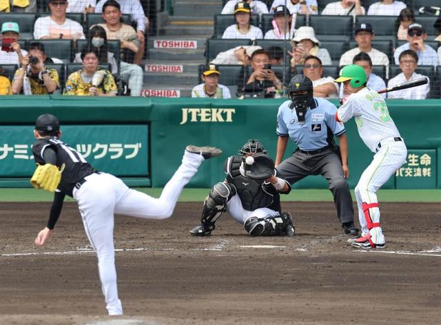 【写真】どんだけ～ 佐々木朗との対戦にベースから大きく離れて立った阪神選手