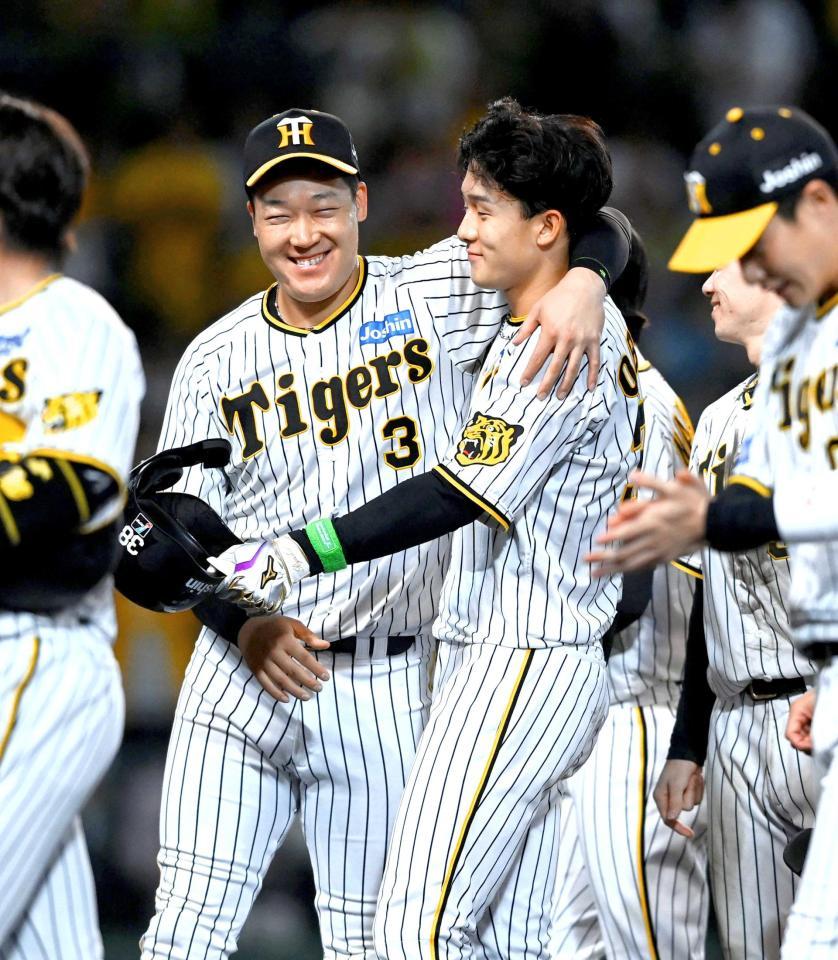 　笑顔で小幡と肩を組む大山