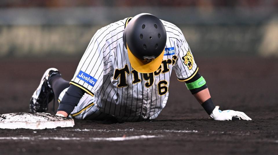 　９回、けん制で刺される植田（撮影・飯室逸平）