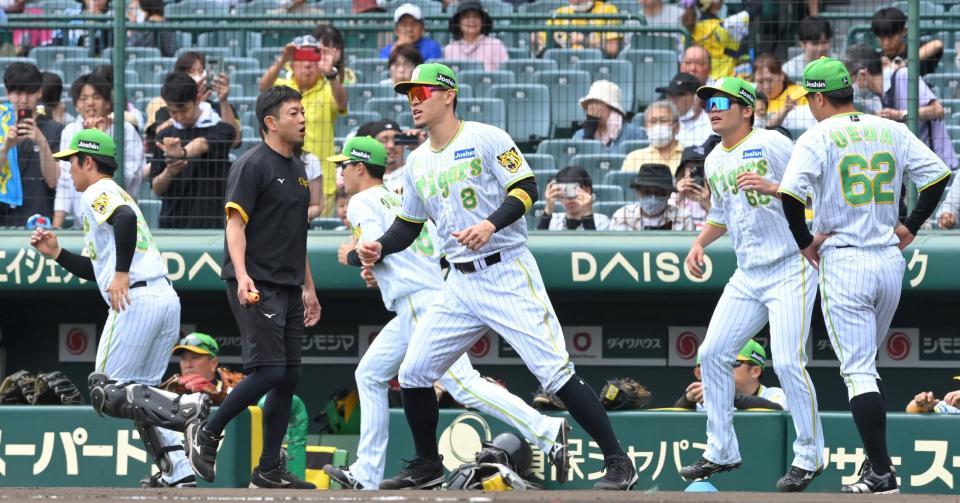 　限定ユニホームを着てアップする佐藤輝（中央）ら阪神ナイン（撮影・高部洋祐）