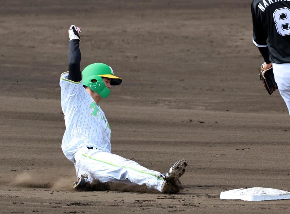　６回、盗塁を決める中野（撮影・山口登）
