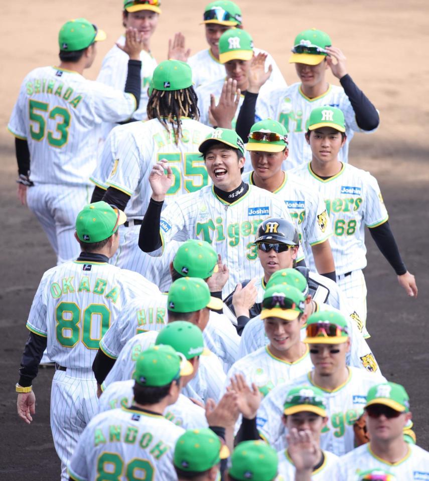 　完封勝利に笑顔の才木（中央）＝撮影・坂部計介