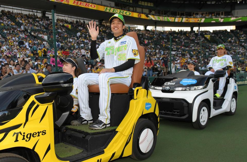 リリーフカーに乗り、手を振る才木（中央左）＝撮影・北村雅宏