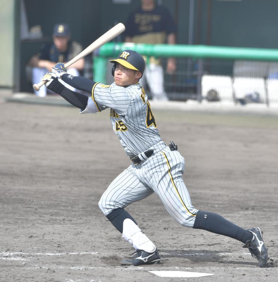 　９回、適時二塁打を放つ遠藤（撮影・石井剣太郎）