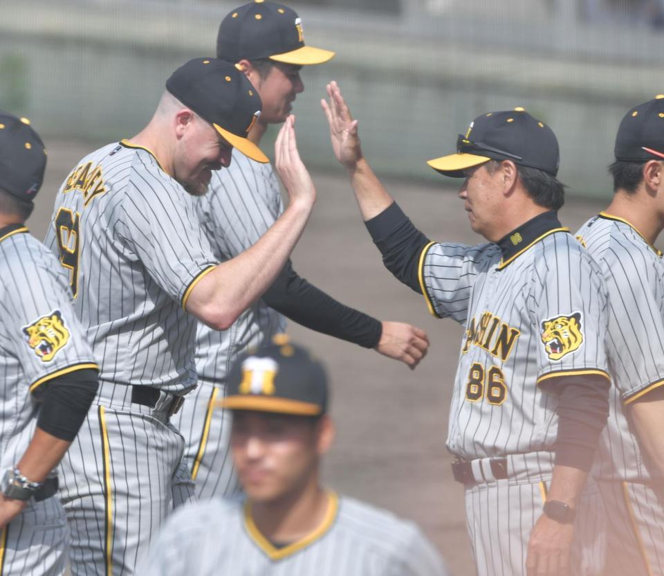 　試合に勝利し、和田２軍監督とタッチをかわすビーズリー（左）＝撮影・石井剣太郎