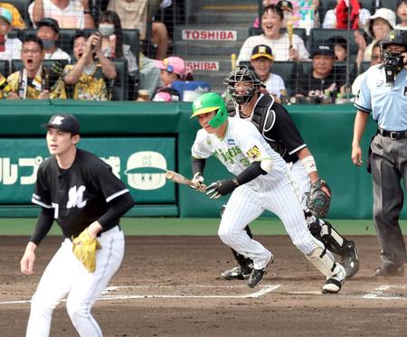 　６回、右前に先制適時打を放つ大山。投手・佐々木朗