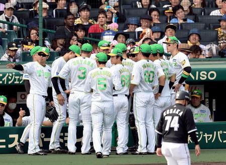　６回、ベンチ前で円陣を組む阪神ナイン