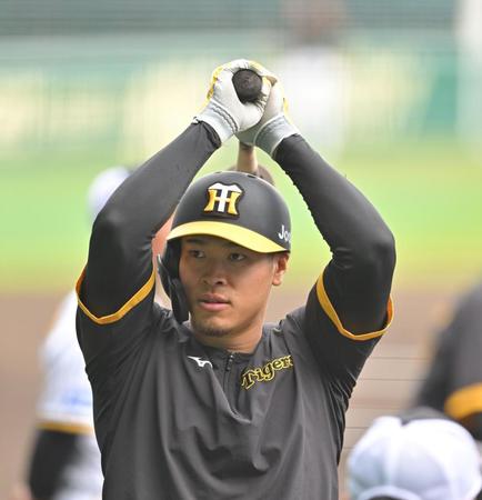 　打撃練習をする佐藤輝（撮影・中田匡峻）