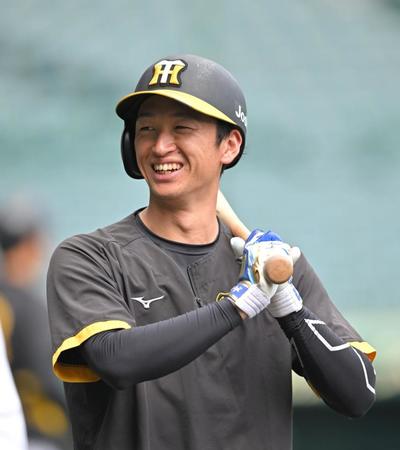 　笑顔を見せる近本（撮影・中田匡峻）